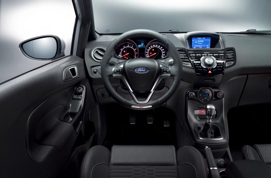 Панель приборов Ford Fiesta ST200 2016 года  (фото 6 из 36)